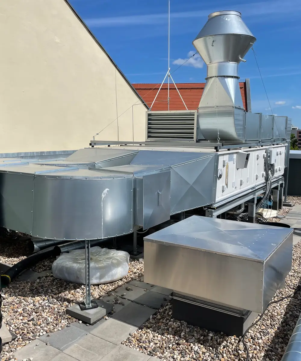 TGA Bauleiter auf Dach